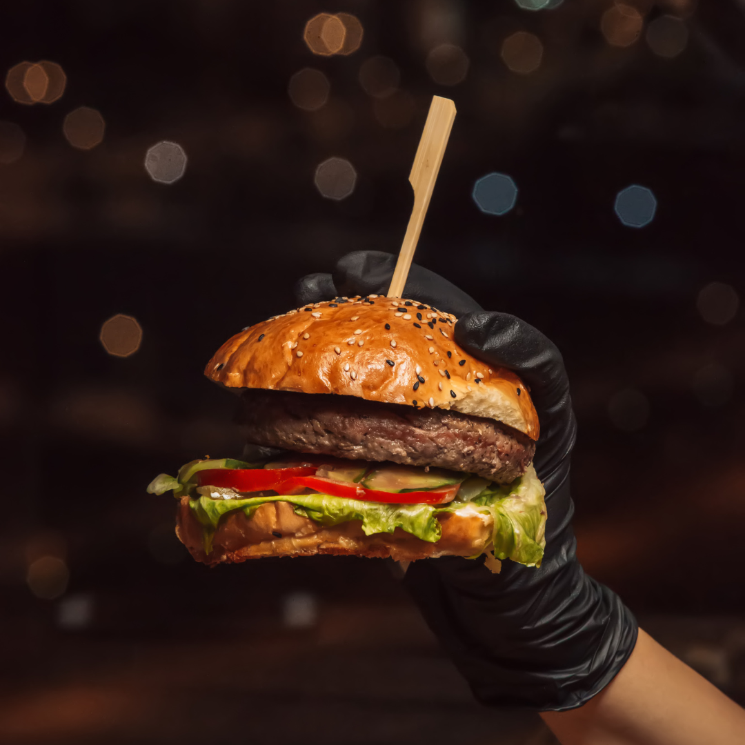 Un hamburger est un sandwich composé d'un pain rond coupé en deux, garni d'un steak haché de viande de bœuf, de fromage, de légumes (comme la laitue et les tomates) et de sauces (comme le ketchup et la mayonnaise). Il est généralement servi chaud et peut être accompagné de frites ou d'autres accompagnements. Le hamburger est un plat populaire et apprécié dans de nombreux pays à travers le monde.