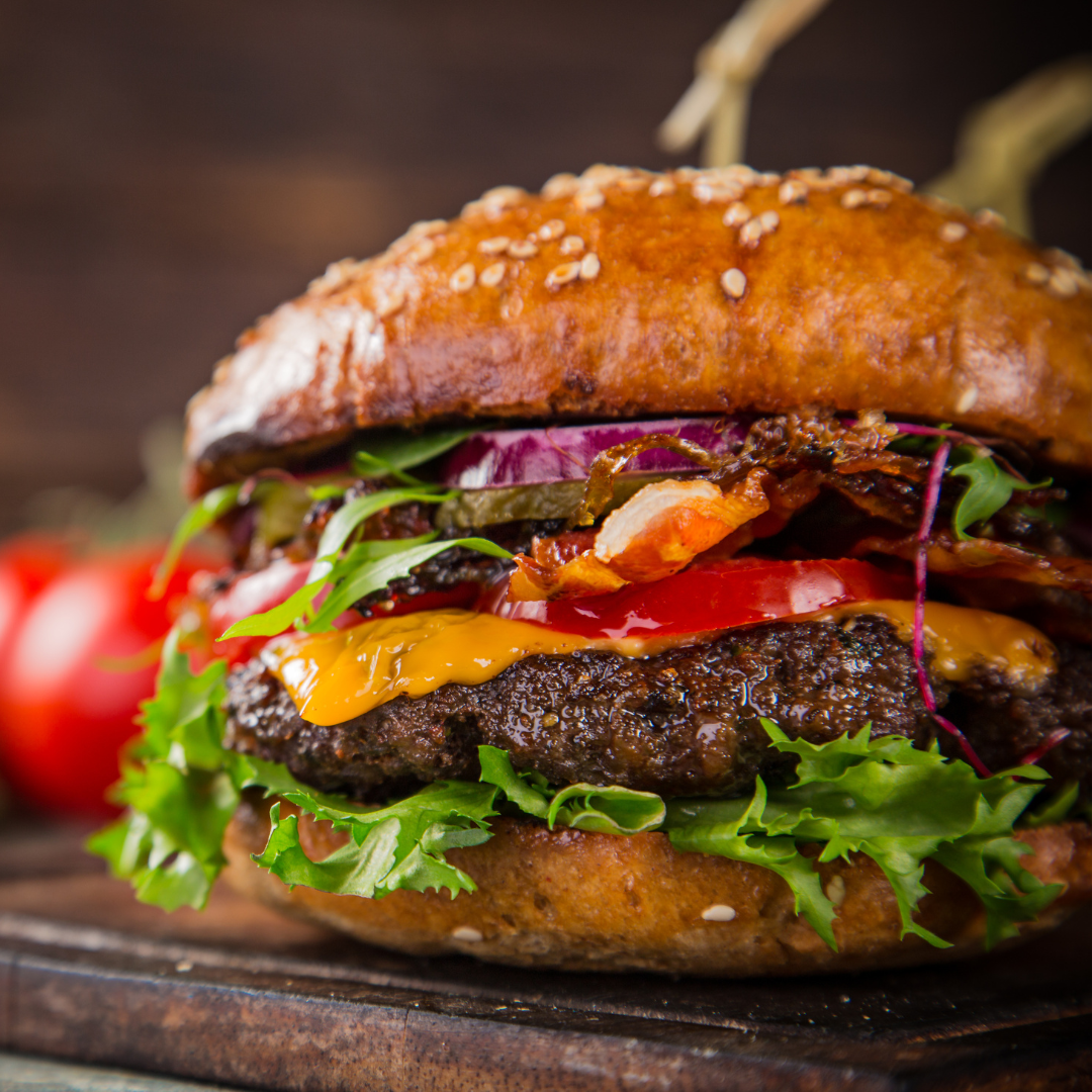 Un hamburger est un sandwich composé d'un pain rond coupé en deux, garni d'un steak haché de viande de bœuf, de fromage, de légumes (comme la laitue et les tomates) et de sauces (comme le ketchup et la mayonnaise). Il est généralement servi chaud et peut être accompagné de frites ou d'autres accompagnements. Le hamburger est un plat populaire et apprécié dans de nombreux pays à travers le monde.